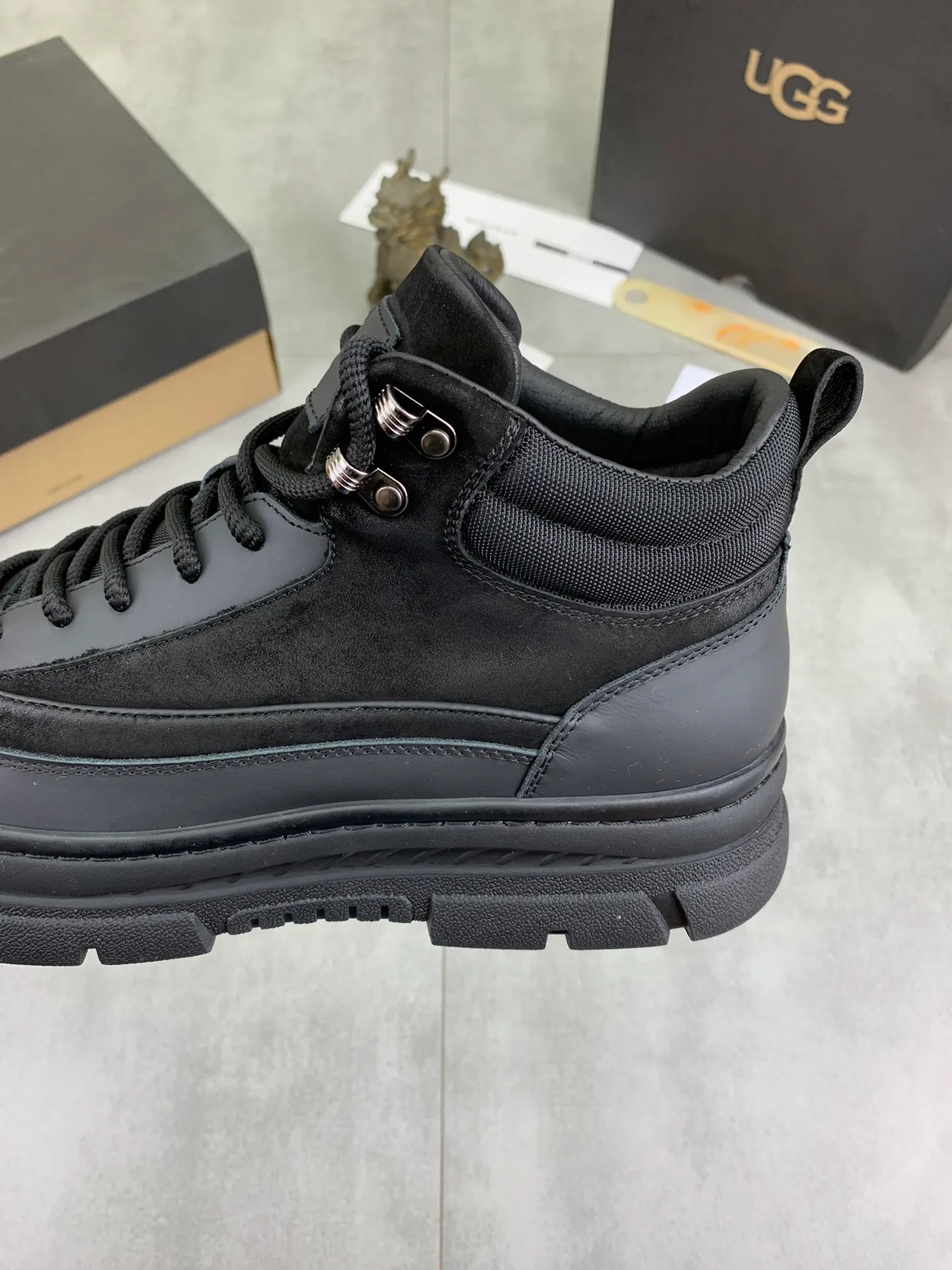 Men's Men's Shoes P620 [New Style] 💰 🆘 "Real Wool" [UGG] 👉 Popular men's shoes official website synchronization 🔰 Genuine quality [proud] is not comparable to the imitations in the general market 🌀 The upper is imported Italian frosted cowhide, and the lining: foot pad 🅰️ grade 🐑 real wool 👻 Only Grade A can show the effect The hand feels smooth and delicate 🔱The shoe shape is grand, only genuine factories can achieve it 🎄The perfect toughness of the original outsole 👻⬛️ allows customers to bid farewell to one-time consumption. Real wool lining, super warm. 3️⃣Colors available Sizes: 38-44